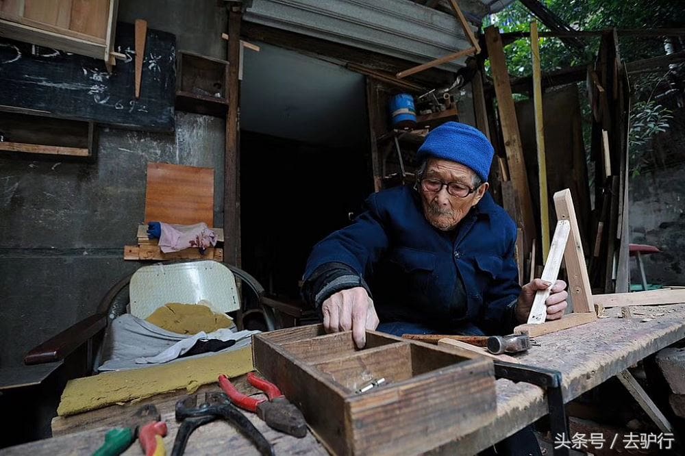 95岁的老人坚持着手中的木活，不是为了赚钱