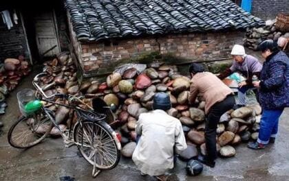 这个村庄的村民通过捡石头卖钱走上小康大道