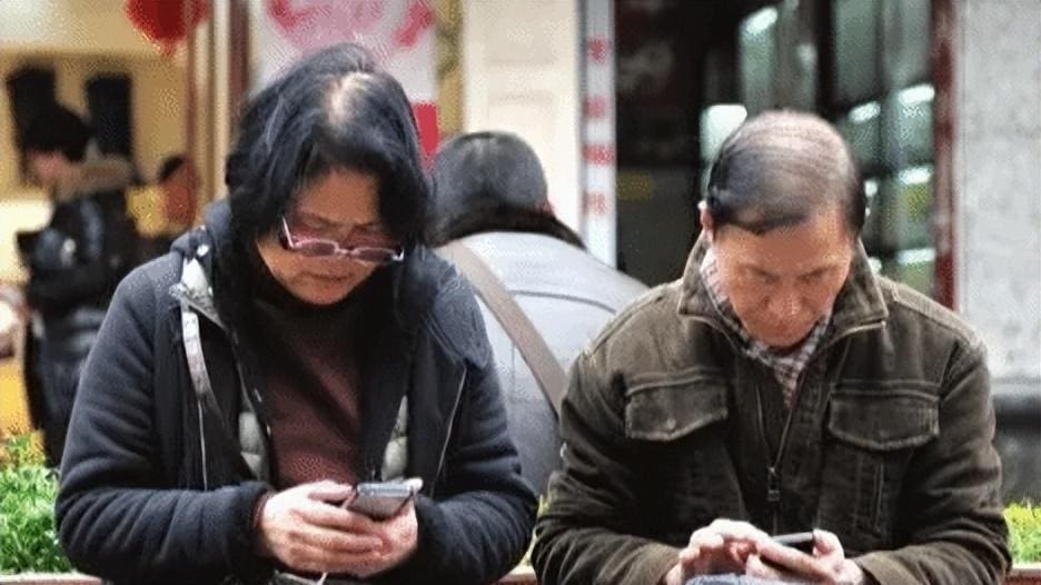 农村老人沉迷刷APP挣钱！上网7小时，每天竟只挣2块钱？揭秘背后真相！