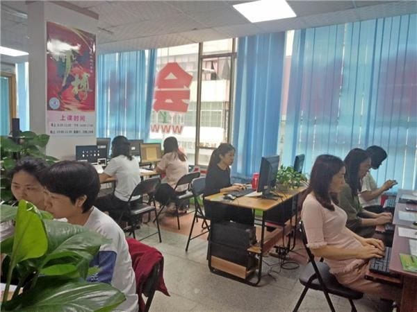 同学A,从兼职一天赚几十块钱,到现在月入10W以上。_逆袭故事!三个闷声发财的真实案例,月入5W的他们竟靠这些不起眼小项目!