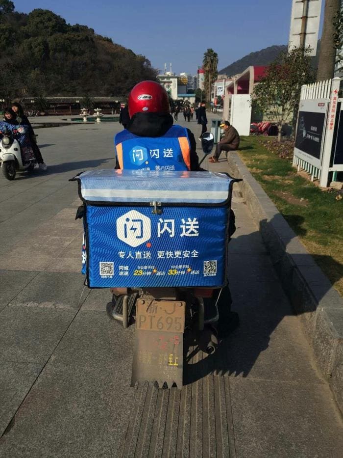 _退役军人'机智龙'英勇救援落水女司机，再现'最可爱的人'光辉时刻！