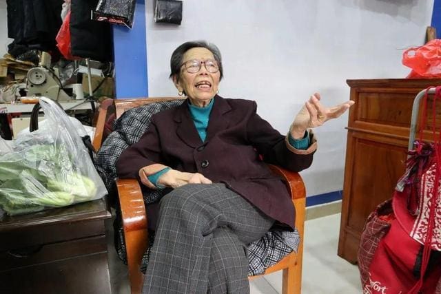 摆摊十年还清巨债_浙江传奇奶奶陈金英：53岁用3000元起家狂赚千万，摆摊十年还清2077万债务，创富故事震撼人心！