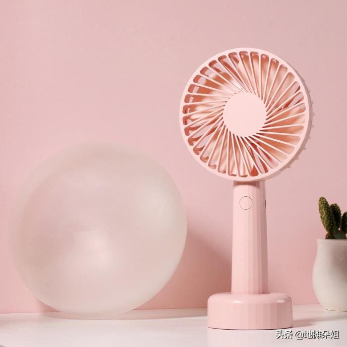 地摊淘金秘籍！新手必看：最赚钱又最受欢迎的商品大揭秘，让你的地摊火到不行！