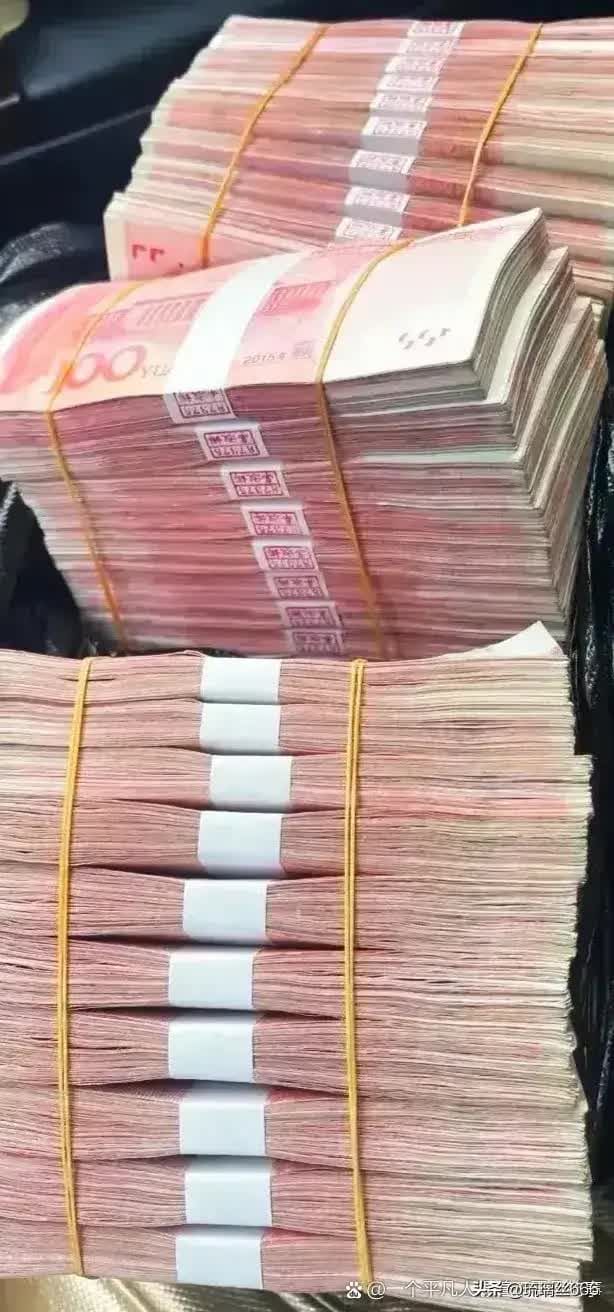 中国某大型城市——上海市的一条繁华街道上，夜幕降临，霓虹闪烁。不同于以往熙熙攘攘的购物中心，这里的街道上却出现了一道别样的风景线——摆地摊的人们。他们或卖手工艺品，或卖特色小吃，或卖潮流服饰，构成了一幅充满生活气息的画面。_地摊创业神话！揭秘年赚十万的摆摊秘籍，让你轻松步入财富快车道！