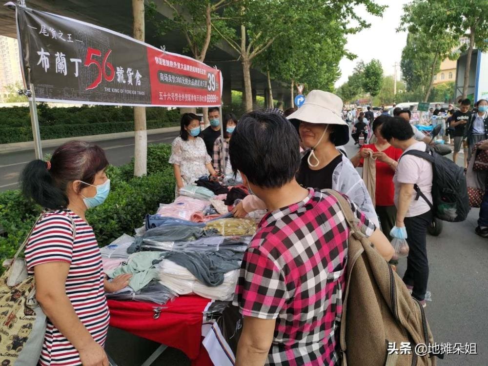 夜市淘金新指南！揭秘最火、最受欢迎的地摊商品，让你在灯火阑珊处成为焦点！