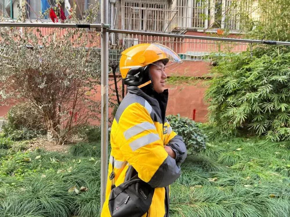 外卖界传奇！小哥还债两年狂揽102万，日睡3小时成上海跑单王，励志故事燃爆全网！