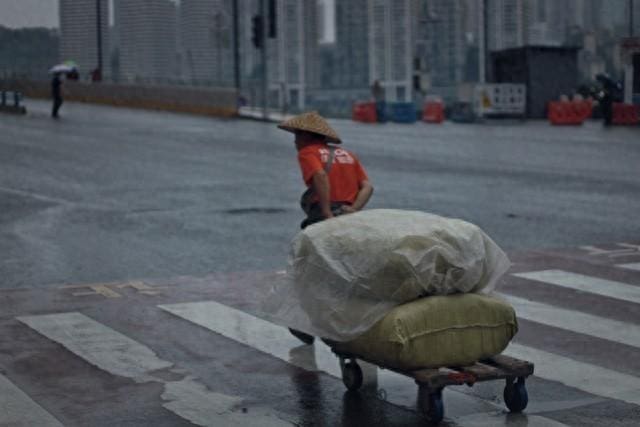 警报拉响！新一轮下岗潮来袭，三大行业成‘失业风暴眼’，你准备好了吗？