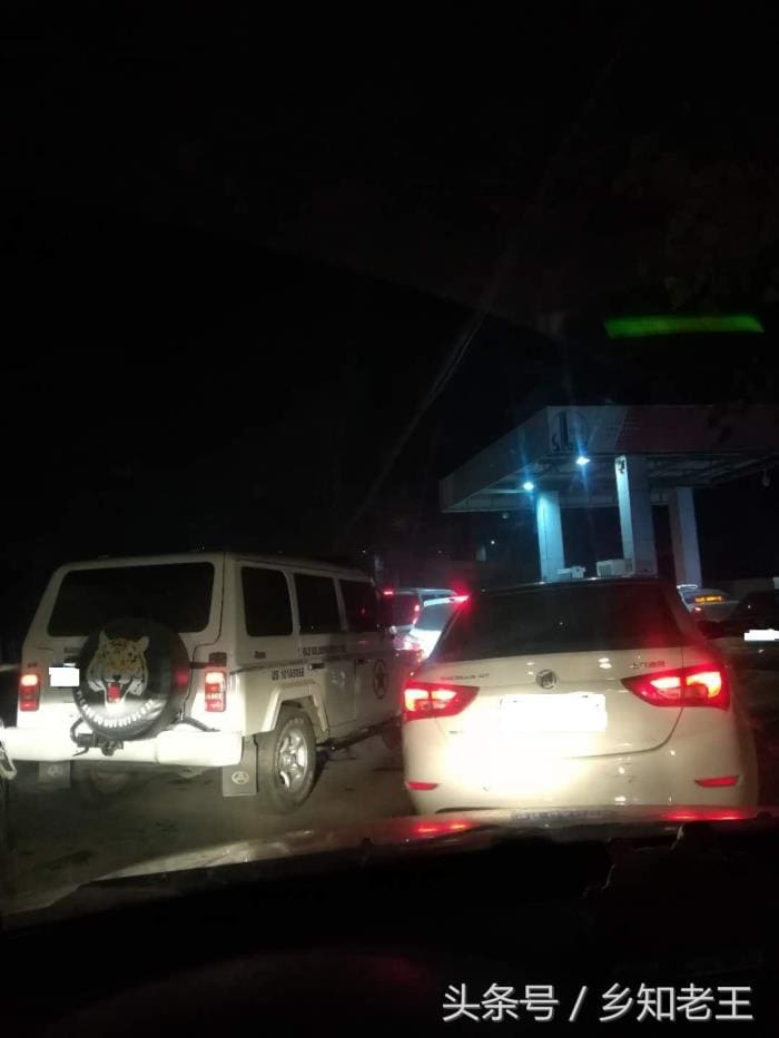 揭秘！农村小加油站火爆之谜，一小时狂揽两万，背后藏着怎样的赚钱秘籍？