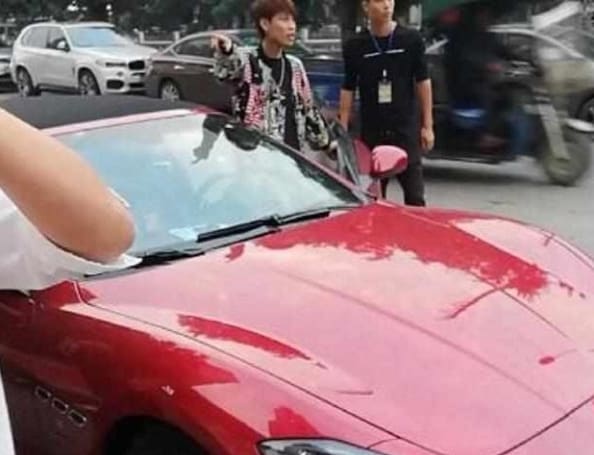 一首歌改变命运！穷小子逆袭亿万富翁，如今豪车代步，风光无限！