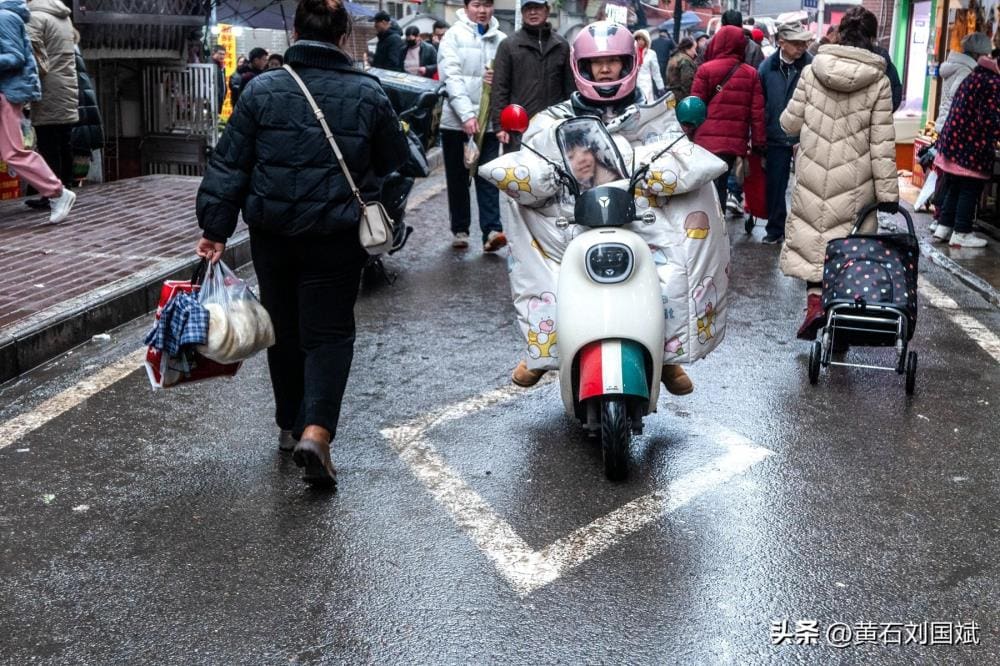 震撼！‘刷视频’也要付费了？抖音新举措引发热议，你站哪边？