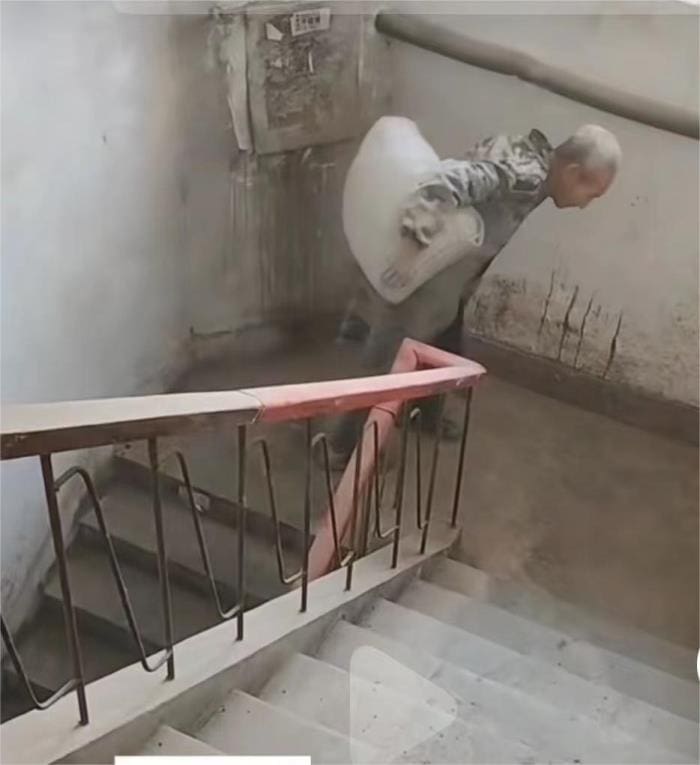 震撼！70岁大爷挑战极限，肩扛百斤水泥直上四楼，只为8元血汗钱！