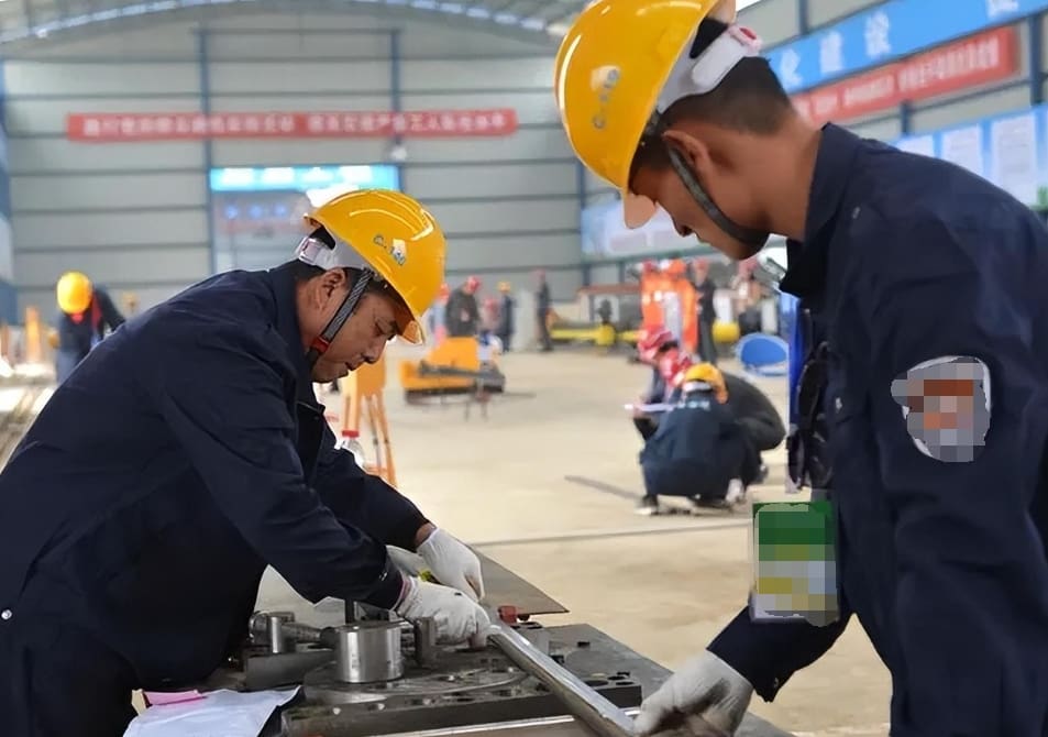 4000工资招不到技工，却能招到本科生_预警！国内技工紧缺加剧，明年缺口直逼3000万，为何技校成‘避风港’？