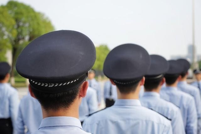 破茧成蝶！55岁晋升四级高级警长，年龄从不是成功的绊脚石，励志故事震撼人心！