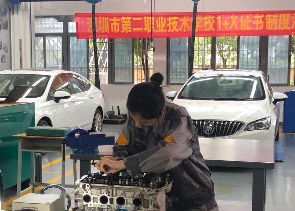 17岁“汽修女孩”古慧晶走红：人生只要去努力，职高一样有前途_17岁汽修女神古慧晶逆袭记：职高舞台也能绽放璀璨光芒，努力铸就非凡未来！