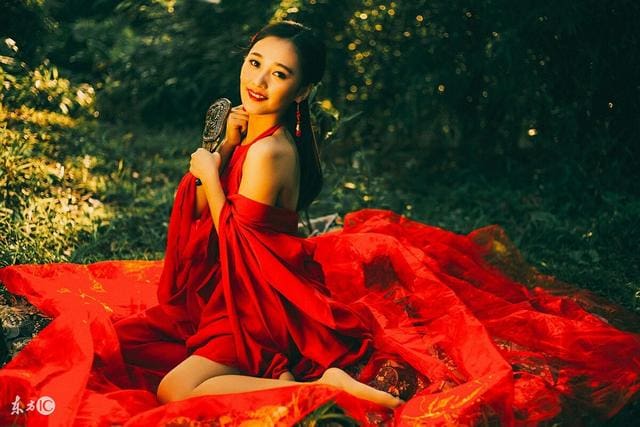 穿越游戏奇缘！女孩意外降临虚拟世界，邂逅夸张老爹与神秘他，开启奇幻冒险之旅！